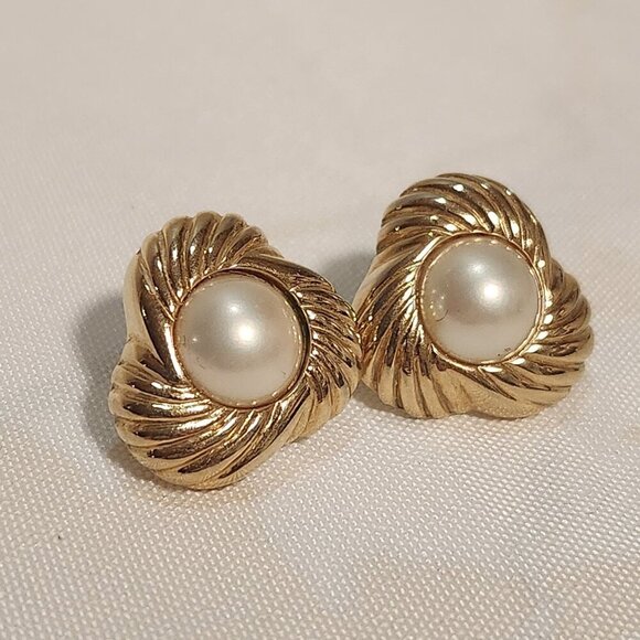 Vintage Trifari Faux White Pearl Twisted Gold Tone Fashion‎ Earrings - Picture 2 of 6